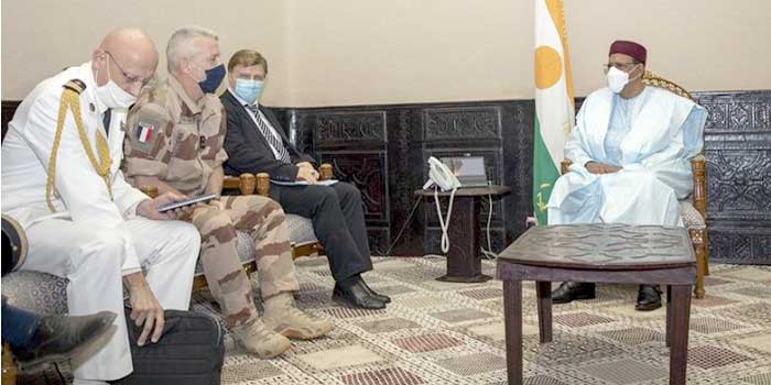 Mohamed-Bazoum,-a-recu-mercredi-5-mai-2021,-le-Commandant-de-la-Force-Barkhane,-le-General-Marc-Conruyt