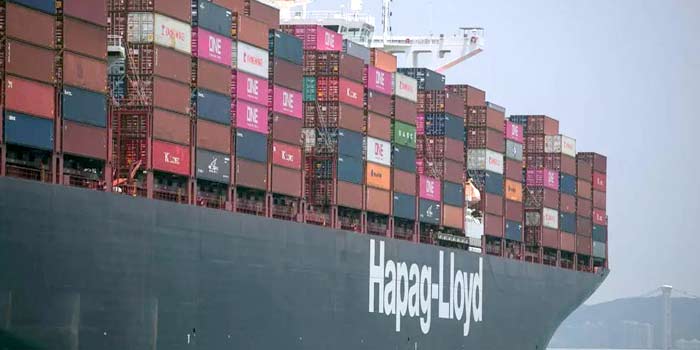 Sénégal: le bateau de Hapag-Lloyd chargé de déchets plastiques part en catimini Un-porte-conteneur-de-la-compagnie-Hapag-Lloyd-en-2019