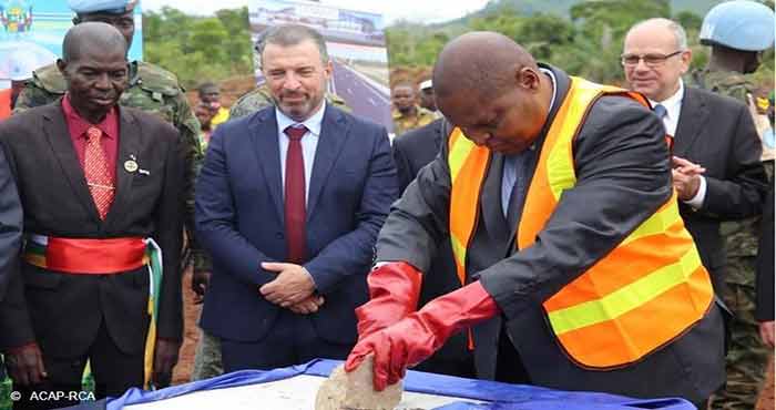 Centrafrique: lancement officiel des travaux de construction du champ solaire de Danzi Faustin-Archange-Touadera-lors-de-la-pose-de-la-premiere-au-village-Danzi,-le-18-mars-2018