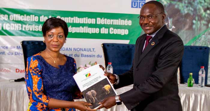 Le Gouvernement de la République du Congo, par le biais de la Ministre SOUDAN-NONAULT, réceptionne la Contribution Déterminée au Niveau National (CDN) révisée du Congo des mains du Programme des Nations Unies pour le Développement EXPORT-MEDDBC-REMISE-CDN-46