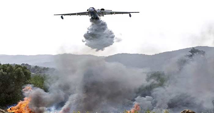 Un-Be-200Chs-lutte-contre-un-incendie-de-fotert