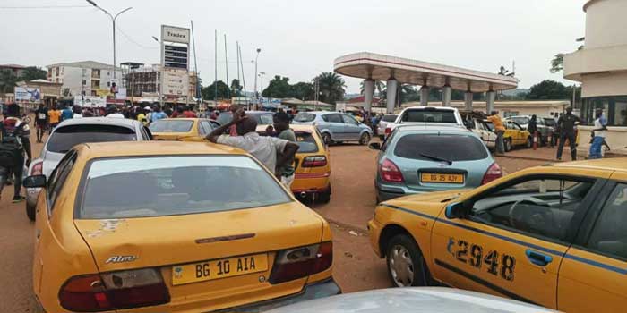 Colonnes-de-vehicules-dans-une-station-service-de-Bangui,-le-18-avril-2023