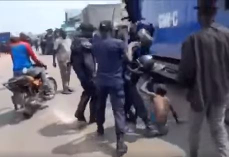 RD Congo. Les images et un comportement de la honte capture d'ecran