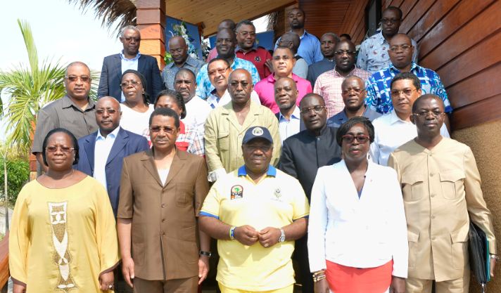 Les ministres gabonais décident de baisser leurs salaires pour faire face à la crise du pétrole