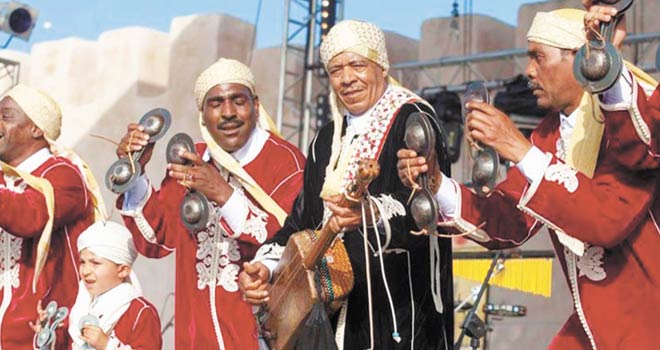 Des airs ghiwanis, amazighis et gnaouis en hommage à Tayeb Saddiki clôturent le Festival Gnaoua Des airs ghiwanis, amazighis et gnaouis en hommage à Tayeb Saddiki clôturent le Festival Gnaoua