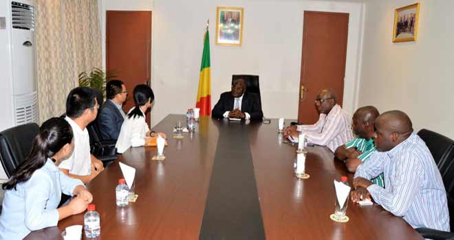 Erosions à Brazzaville et à Pointe-Noire : la société Zheng Wei invitée à présenter un état des lieux exhaustif Zheng-Wei-et-le-ministre-Calixte--Nganongo
