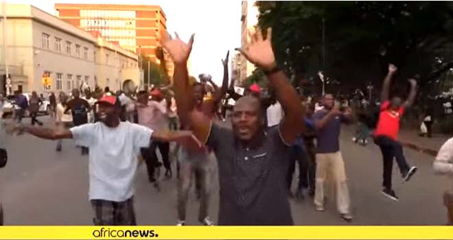 Les Zimbabwéens en liesse après la démission de Robert Mugabe