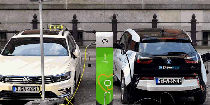 Les véhicules électriques s’engagent sur une route sinueuse voitures-electriques