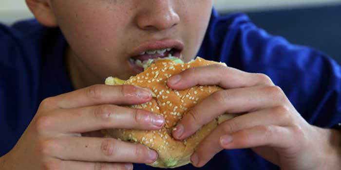 La malbouffe et son commerce constituent un obstacle aux régimes alimentaires sains