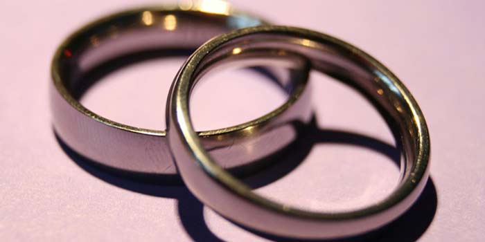 Rapport : les mariages d’enfants font perdre des milliards de dollars à l'Afrique anneaux-mariage