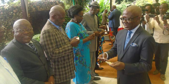 Médias : Des journalistes reçoivent leur carte de presse