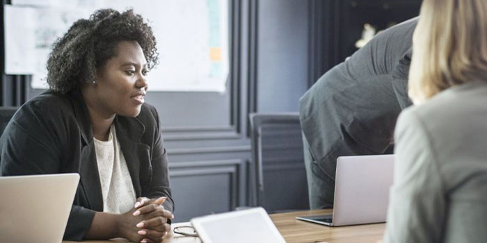 Des lois et des réglementations discriminant les femmes à toutes les étapes de leur vie professionnelle