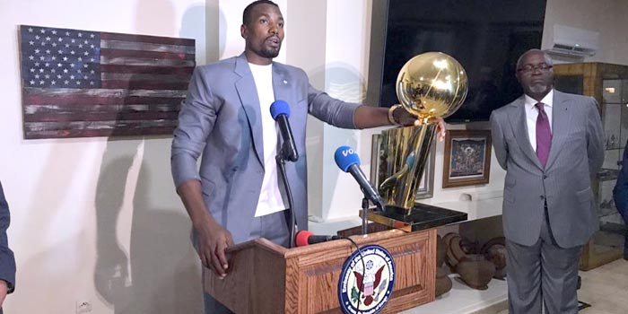 Congo: Serge Ibaka présente   le trophée de la NBA remporté avec les Raptors de Toronto