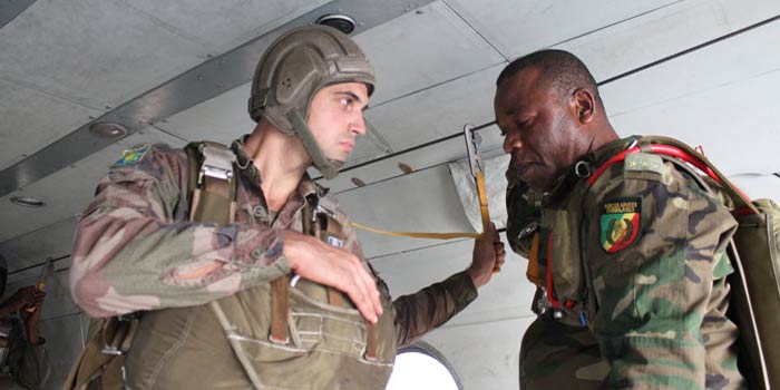 Congo: Deuxième session de formation de parachutistes et de plieurs par des instructeurs français