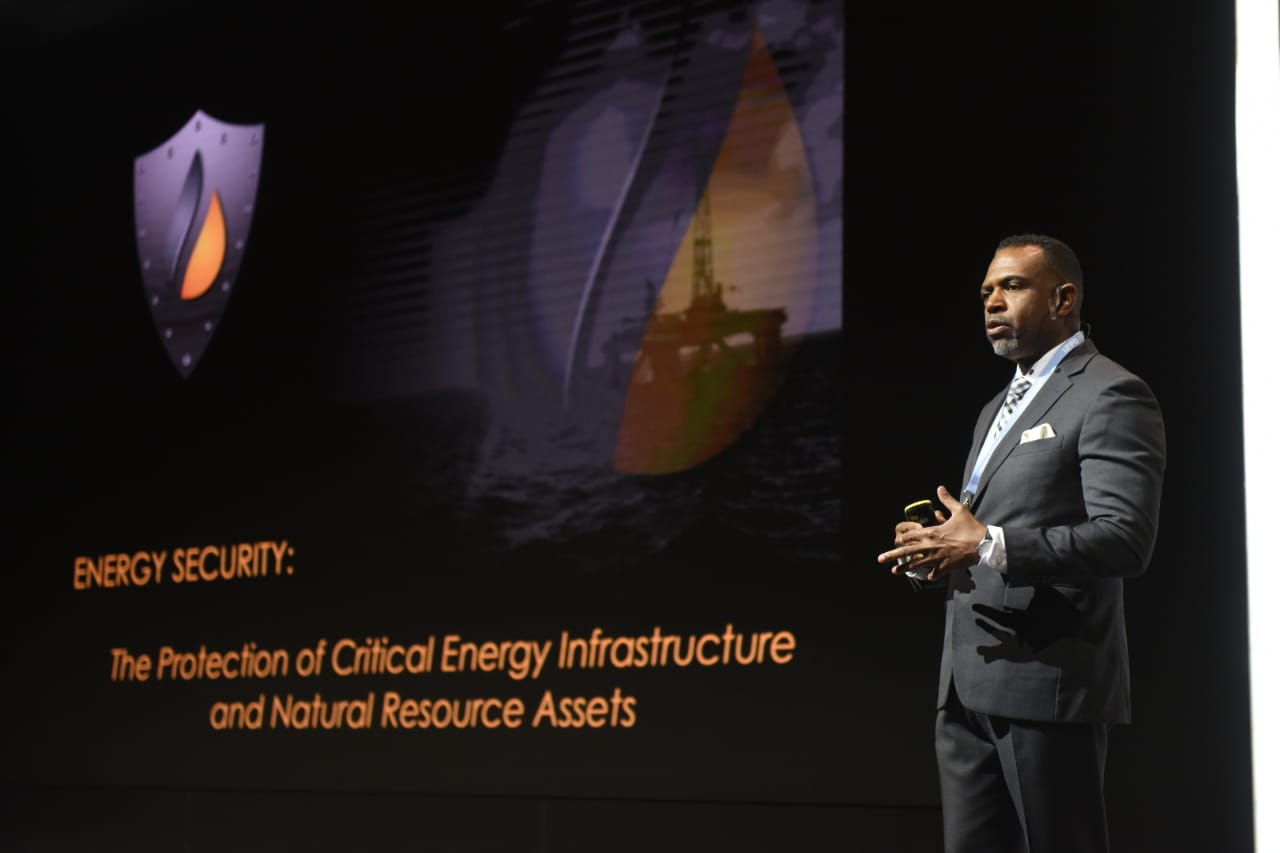 Le PDG d’Energy & Natural Resource Security, Inc. loue le nouveau livre d’Ayuk et appelle à un dialogue et des solutions plus approfondis pour protéger l’infrastructure énergétique et les ressources naturelles en Afrique