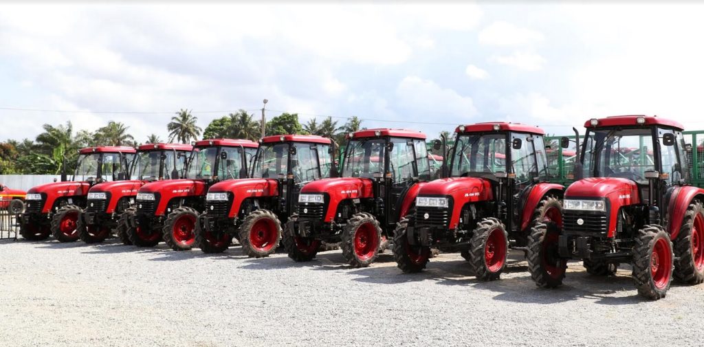 SARA 2019 : Le Président AlassaneOuattara offre 54 tracteurs aux acteurs Du secteur agricole