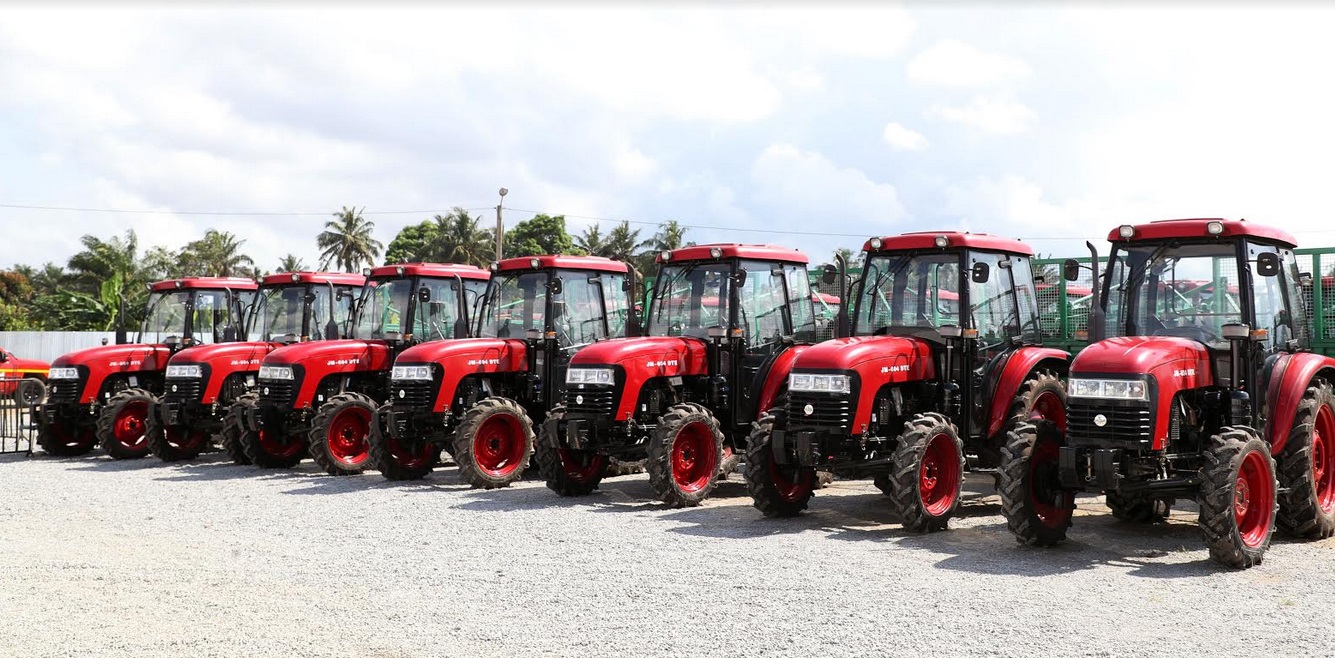 SARA 2019 : Le Président AlassaneOuattara offre 54 tracteurs aux acteurs Du secteur agricole SARA 2019 : Le Président AlassaneOuattara offre 54 tracteurs aux acteurs Du secteur agricole