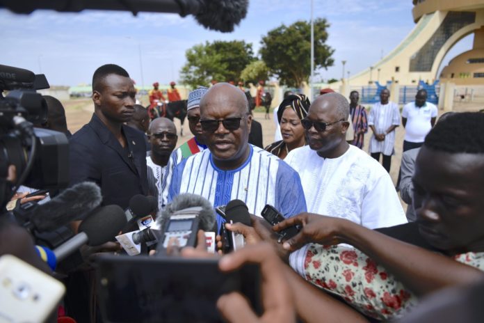 insurrection populaire et non respect des engagements constitutionnels
