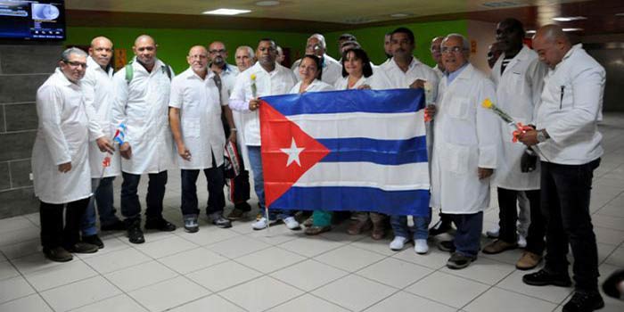 Les responsables algériens engagent une danse avec le diable medecins-cubains