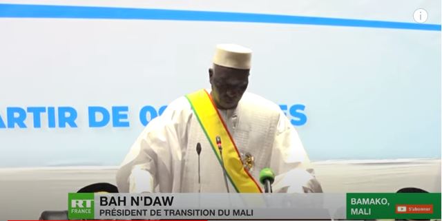 Mali : l’ancien militaire Bah N’Daw intronisé président de la transition politique (RT France)