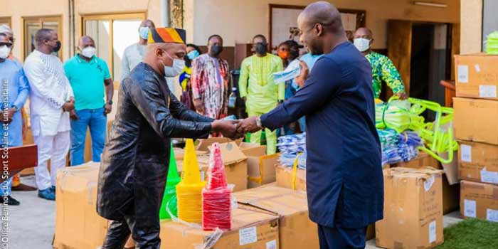 Le-ministre-HOMEKY-dote-les-88-classes-sportives-de-materiels-et-equipements