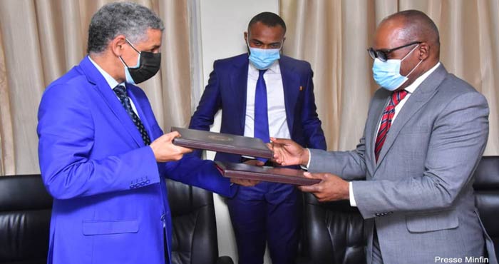 Le-Ministre-des-Finances-Nicolas-KAZADI-et-le-Directeur-General-de-la-BADEA-ont-signe-un-projet-d'accord-pour-la-protection-des-investissements-eclectiques