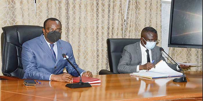 Congo/Ministère des Finances: Réunion de la tutelle avec les Directeurs généraux sur les relations avec le FMI Le-ministre-des-finances-Rigobert-Roger-ANDELY,-assiste-du-ministre-delegue-au-Budget,-Ludovic-NGATSE