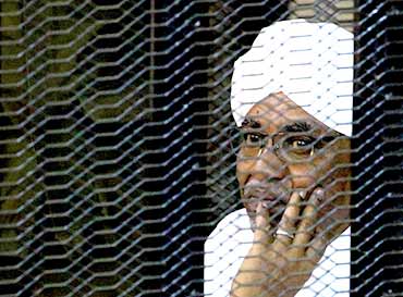 Le Soudan va remettre Omar Al-Bachir, recherché pour génocide au Darfour, à la Cour pénale internationale
