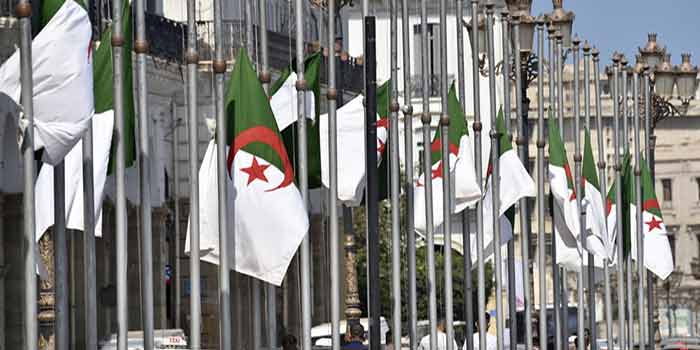 Mort de Bouteflika: autorités embarrassées et citoyens hostiles