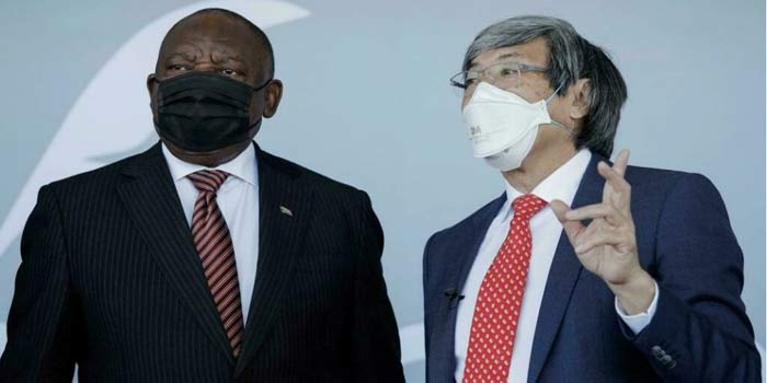 La première usine de vaccins 100% africains lancée en Afrique du Sud Le-president-sud-africain-Cyril-Ramaphosa-et-le-milliardaire-Patrick-Soon-Shiong,-au-Cap,-le-19-janvier-2022