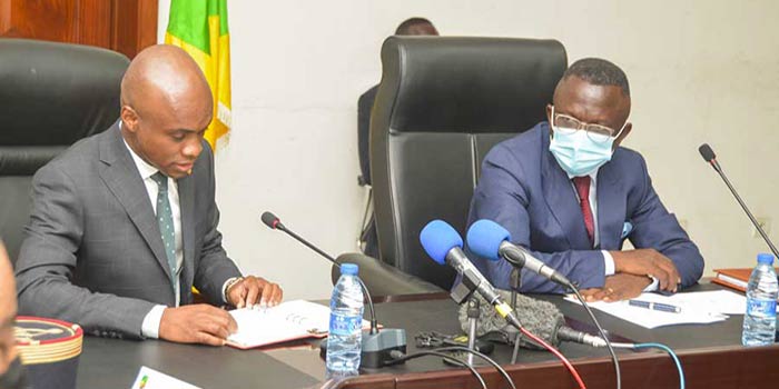 Congo : Ludovic Ngatsé exhorte les agents à apporter 124 milliards de f cfa de recettes budgétaires en 2022 Guenole-Mbongo-Koumou-et-Ludovic-Ngatse