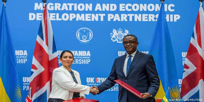 Poignee-de-main-entre-Priti-Patel,-ministre-britannique-de-l_Interieur-et-Vincent-Biruta