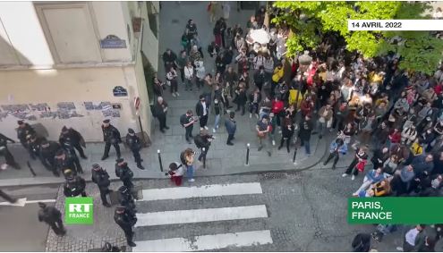 Paris : des étudiants manifestent à la Sorbonne contre les résultats des élections présidentielles