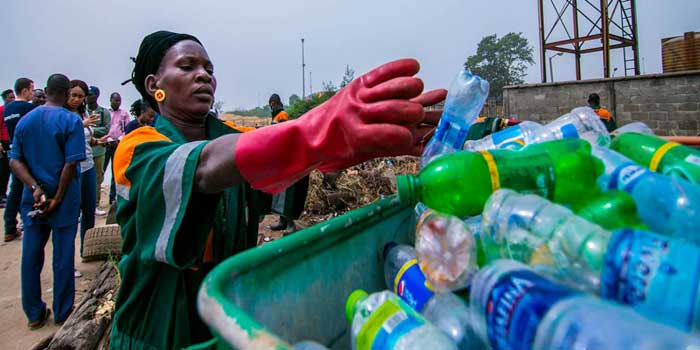 Afrique. Le Groupe de la Banque africaine de développement va lancer un nouveau fonds fiduciaire pour promouvoir l’économie circulaire woman-plastic-waste-lagos-nigeria