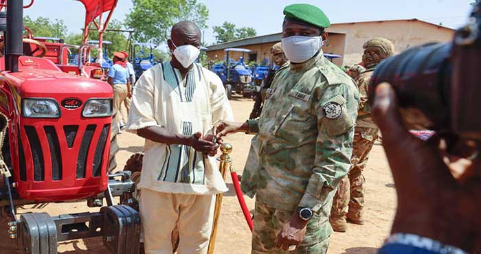 Mali. Campagne agricole 2021-2022 : Remise de 225 tracteurs aux producteurs agricoles par le Chef de l’État Mali. Campagne agricole 2021-2022 : Remise de 225 tracteurs aux producteurs agricoles par le Chef de l’État