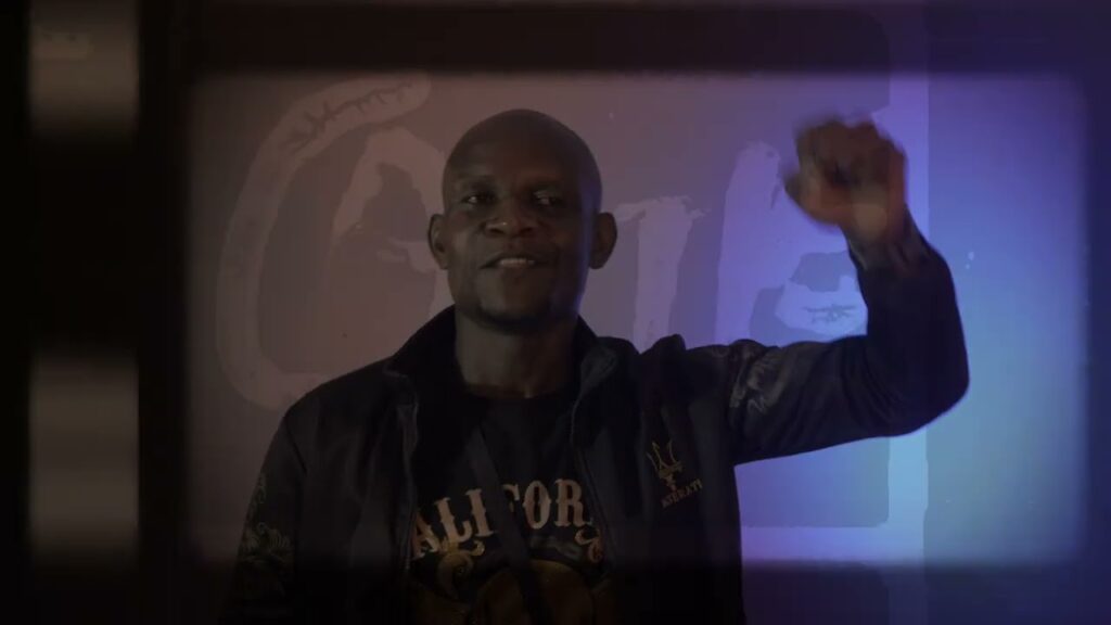 RD Congo. Instant détente avec Bob Elvis dans « Maloko » (Clip Officiel)