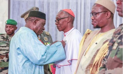 Mali/Remise de décorations : le personnel de la Présidence à l’honneur