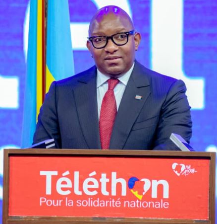 Au nom du Gouvernement, le Premier Ministre Sama Lukonde remet un chèque de 20 milliards de francs congolais en faveur des victimes des affres de guerres et catastrophes naturelles en RDC