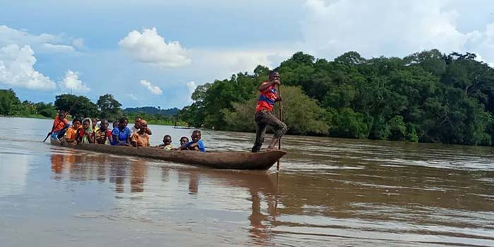 Une-pirogue-remplie-de-passagers,-traversant-la-riviere-Mambere