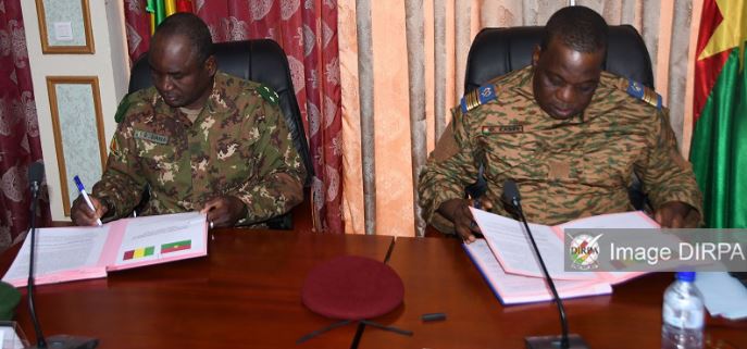 Burkina Faso : Visite de travail du Chef d’état-major Général des Armées, le Burkina Faso et le Mali conjuguent leurs efforts… Burkina Faso : Visite de travail du Chef d’état-major Général des Armées, le Burkina Faso et le Mali conjuguent leurs efforts…