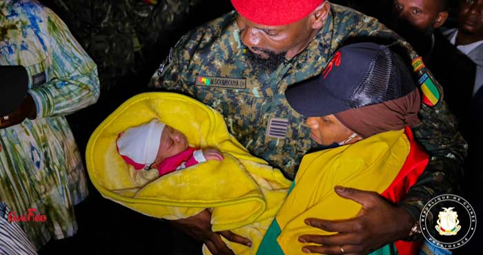 Aéroport Ahmed Sékou Touré : le Chef de l’Etat à l&rsquo;accueil des Guinéens venant de Tunisie
