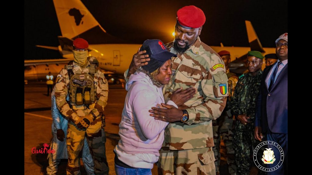 Le colonel Mamadi Doumbouya accueille le second convoi des Guinéens en provenance de Tunisie