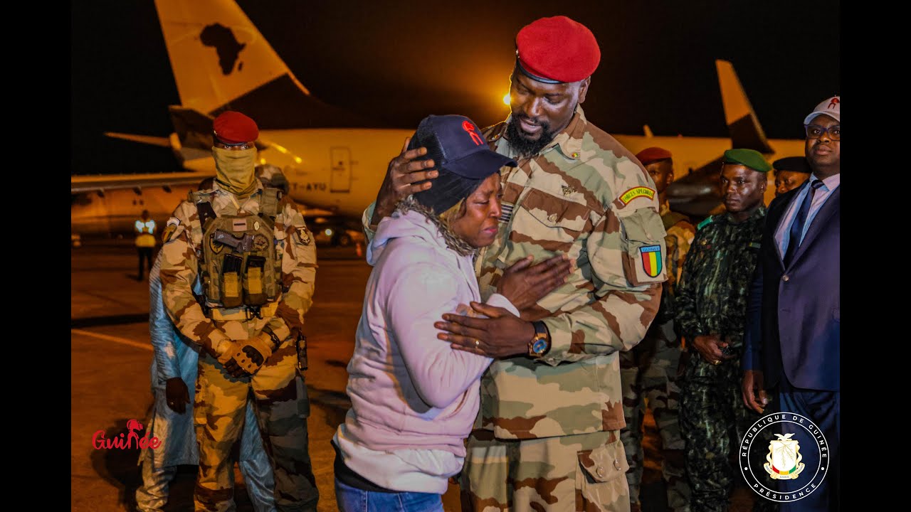 Le colonel Mamadi Doumbouya accueille le second convoi des Guinéens en provenance de Tunisie