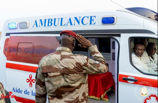 Aéroport de Conakry : le Chef de l&rsquo;Etat accueille la dépouille mortelle de Madame Hadja Djénè Condé, née Kaba