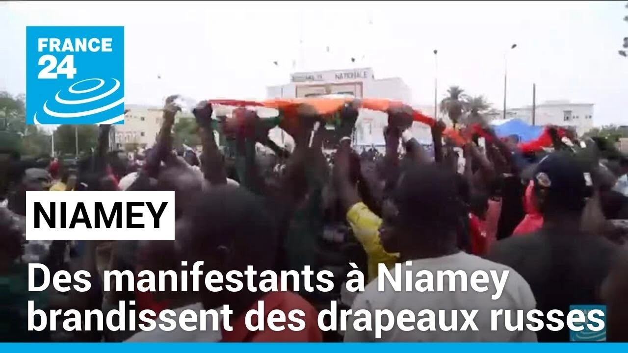 Coup de force au Niger : des manifestants à Niamey brandissent des drapeaux russes • FRANCE 24 Coup de force au Niger : des manifestants à Niamey brandissent des drapeaux russes • FRANCE 24
