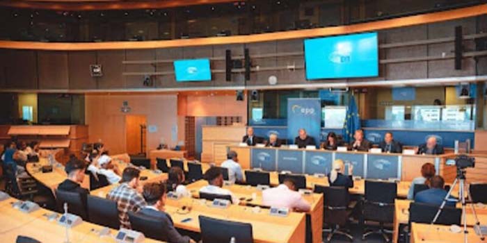 Les députés européens s’adressent à Borrell pour mettre fin à la discrimination à l’égard des femmes et des minorités en Iran PHOTO-2023-10-13-13-52-02